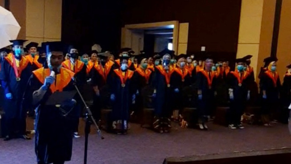 Protokol Ketat, Wisuda Poltek Triguna Tasikmalaya Digelar di Hotel Santika pembacaan janji alumni triguna