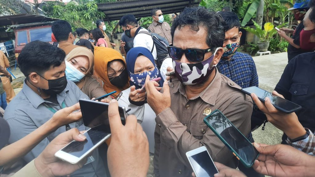 amir tosina bersama awak media