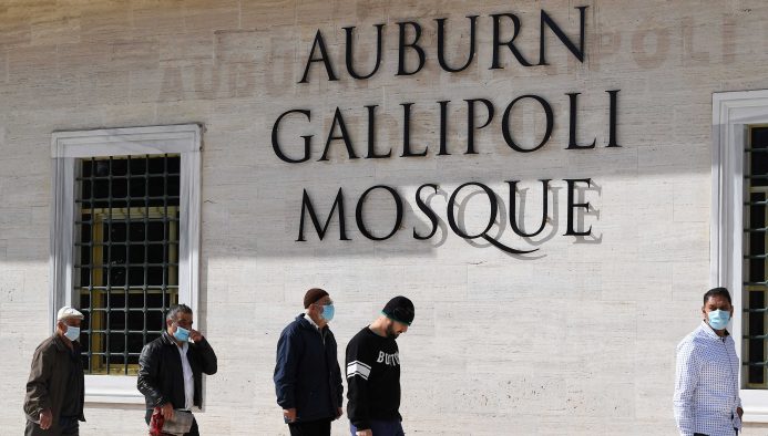 Muslim Australia Jadikan Momentum Ramadan Kumpul Bareng Keluarga Mayoritas Muslim Australia Pernah Alami Diskriminasi. Anggota komunitas Muslim pergi setelah merayakan liburan Islam Idul Adha di Masjid Auburn Gallipoli di Sydney, Australia, 31 Juli 2020. New South Wales telah memberikan pengecualian bagi 400 orang untuk berkumpul di sebuah masjid di Sydney barat untuk merayakan Idul Fitri Idul Adha adalah yang paling suci dari dua hari libur Muslim yang dirayakan setiap tahun, itu menandai ziarah tahunan Muslim (Haji) untuk mengunjungi Mekah, tempat paling suci dalam Islam. Muslim menyembelih hewan kurban dan membagi daging menjadi tiga bagian, satu untuk keluarga, satu untuk teman dan kerabat, dan satu untuk orang miskin dan yang membutuhkan.