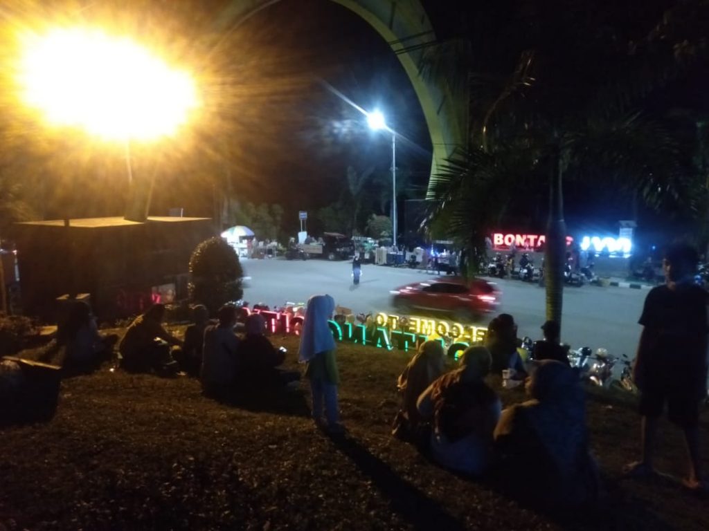 Tugu Welcome Bontang Mendadak Ramai, Pedagang Raup Jutaan Rupiah