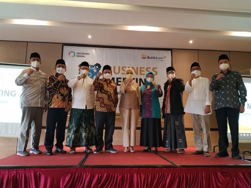 Santripreneur Indonesia menggelar business meeting yang diikuti 30 pelaku usaha sekaligus pengasuh atau pengurus pondok pesantren  di Palembang, Sabtu (23/10).