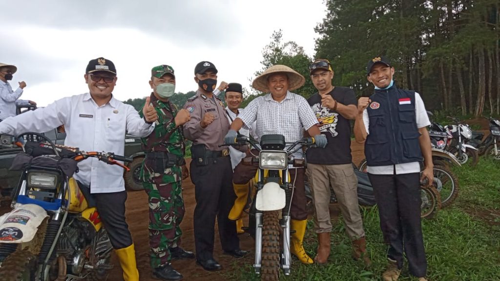 Potensial, Desa Guranteng Kembangkan Rumput Pakchong Kepala Desa Guranteng Endang Bahrum bersama Wakil Gubernur Jabar Uu Ruzhanul Ulum saat panen raya rumput Pakchong, Rabu (17/11/2021)