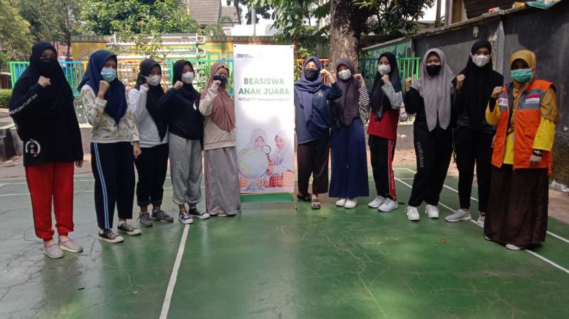 Lagi, MTUA Rekind dan Rumah Zakat Salurkan Beasiswa Telah terlaksana kegiatan pembinaan dan penyaluran beasiswa Anak Juara binaan MajelisTaklim Ulul Albab PT Rekayasa Industri (MTUA Rekind) dan Rumah Zakat, Sabtu (06/11). Penerima manfaat beasiswa sebanyak 20 orang siswa, yang terdiri dari 18 siswa SMA dan 2 siswa SMP. Kegiatan pembinaan dibagi menjadi dua kelompok yaitu kelompok siswa laki-laki dan kelompok siswa perempuan.