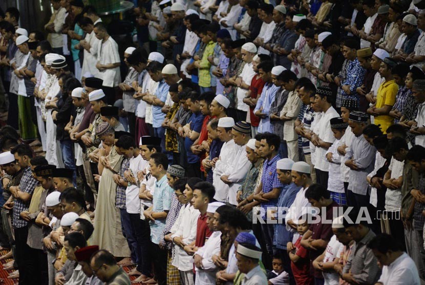 Mengapa Ibadah Sholat Harus Dilakukan Setiap Hari? Sholat adalah merupakan ibadah yang sangat istimewa. Ilustrasi sholat