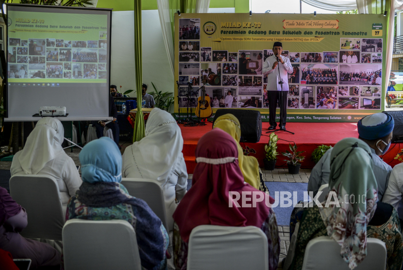 Milad ke-38 Yayasan Raudlatul Makfufin Resmikan Gedung Baru Walikota Tangerang Selatan Benyamin Davnie memberikan sambutan saat peresmian gedung sekolah dan pesantren tuna netra di Jalan Masjid Al-Latif, Setu, Tangerang Selatan, Banten, Sabtu (27/11). Yayasan Raudlatul Makfufin meresmikan gedung sekolah dan pesantren bagi penyandang tuna netra sekaligus merayakan hari jadinya yang ke-38. Republika/Putra M. Akbar