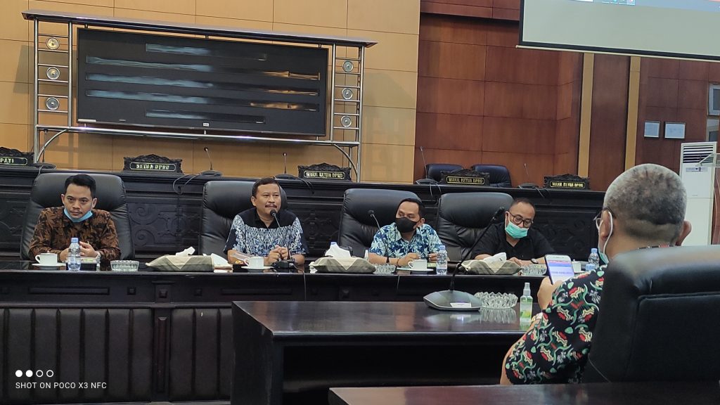 Ketua Pansus Covid 19 Jombang, Kartiyono saat memimpin Rakor dengan satgas covid 19 Jombang, Kamis (9/12/2021)