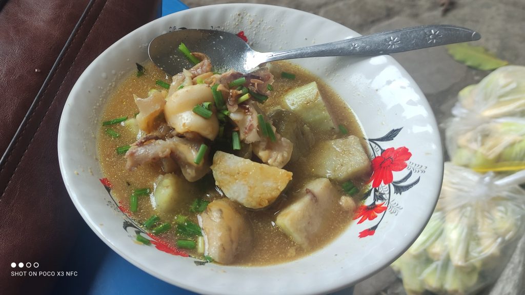 Citarasa Yang Khas, Lontong Kikil Cak Rama Tidak Pernah Sepi Pembeli Lontong kikil cak rama dengan rasa khas