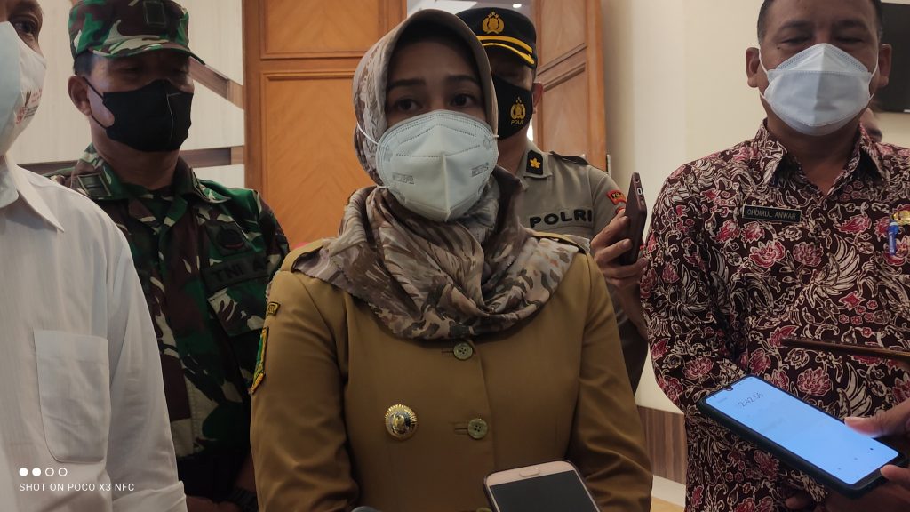 Walikota Mojokerto Ika Puspitasari saat diwawancarai awak media saat memperingati HKSN 2021 di Hotel Ayoda Sunrise Mojokerto, Senin (20/12/2021)