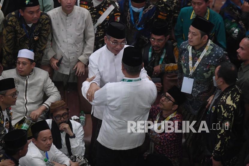 NU Miliki Nakhoda Baru, Ini Harapan Ketua Umum PB HMI Ketua Umum PBNU terpilih Yahya Cholil Staquf (tengah) menerima ucapan selamat usai pemilihan Ketua Umum PBNU pada Muktamar Nahdlatul Ulama (NU) ke-34 di Universitas Lampung, Lampung, Jumat (24/12/2021). Yahya Cholil Staquf terpilih sebagai Ketua Umum PBNU periode 2021-2026 pada Muktamar NU ke-34 mengalahkan Said Aqil Siradj.