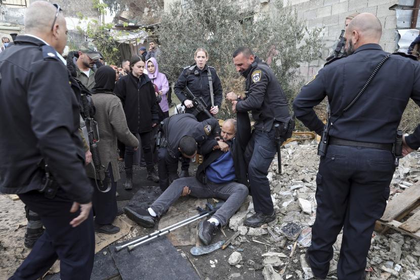 Tindakan Israel Batasi Kuasa Wakaf Islam di Masjid Al Aqsa Dikecam Tindakan Israel Batasi Kuasa Wakaf Islam di Masjid Al-Aqsa Dikecam. Foto: Petugas polisi Israel menahan seorang pria Palestina selama protes mendukung keluarga Palestina yang berada di bawah ancaman penggusuran dari rumah lama mereka oleh pemukim Yahudi di lingkungan Yerusalem timur Sheikh Jarrah, Jumat, 17 Desember 2021.