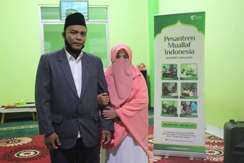 Tuntunan Agama yang Bisa Cegah KDRT Pasangan suami istri muallaf melangsungkan akad nikah di Pesantren Muallaf Dompet Dhuafa.