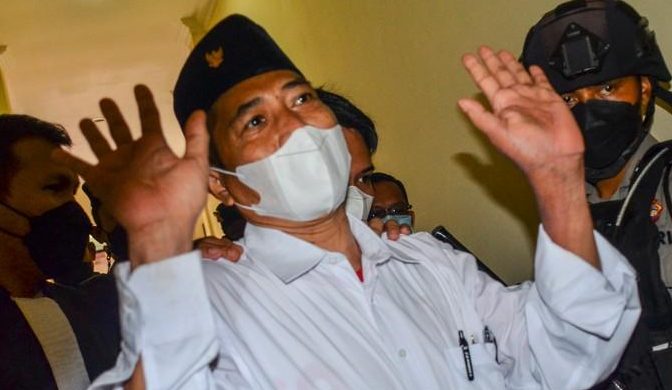 Dinilai meresahkan, M Kece Dituntut 10 Tahun Penjara Terdakwa Youtuber Muhammad Kosman alias Muhammad Kece atau M Kace melambaikan tangan saat memasuki ruang sidang di Pengadilan Negeri Ciamis, Kabupaten Ciamis, Jawa Barat, Kamis (24/2/2022). Sidang beragendakan pembacaan tuntutan setebal 1.096 halaman oleh Jaksa Penuntut Umum (JPU) terakit kasus dugaan penistaan agama.