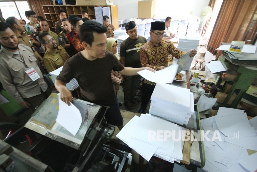 Pecahkan Rekor Muri, Program Sadesha Wisuda Dua Ribu Penghapal Al-Quran Gubernur Jawa Barat Ridwan Kamil berkesempatan berkunjung ke percetakan Alquran Braille disela-sela peninjauan pelaksanaan Ujian Nasional SMA sederajat, di Sekolah Luar Biasa (SLB) Negeri A, di Wyata Guna, Kota Bandung, Selasa (2/4).