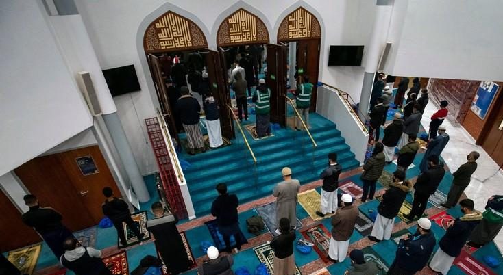 Banyak Muslim Inggris Kesulitan Biaya Hidup Sehari-hari Orang-orang Shalat di Masjid London Timur & Pusat Muslim London di London timur, Inggris, Rabu (14/4). Banyak Muslim Inggris Kesulitan Biaya Hidup Sehari-hari