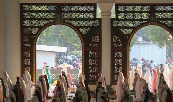 Kemenag akan Petakan Potensi Masjid untuk Penguatan Ekonomi Umat Umat Islam melaksanakan shalat Idul Fitri di Masjid Nasional Al Akbar, Surabaya, Jawa Timur, Kamis (13/5/2021). Kemenag akan Petakan Potensi Masjid Pelaksanaan shalat Idul Fitri yang diikuti ribuan umat Islam itu digelar dengan menerapkan protokol kesehatan ketat.