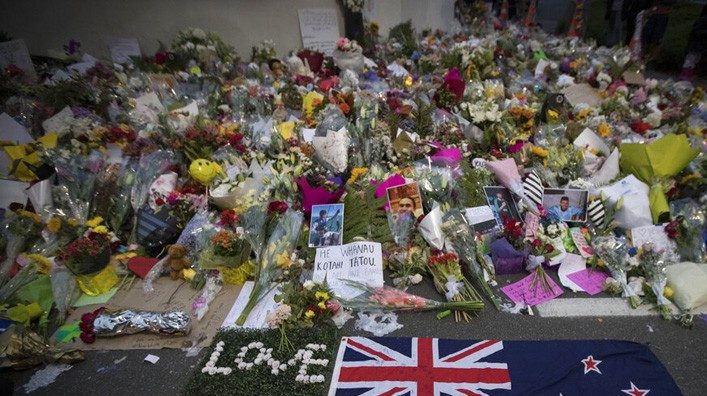 Kenang Pembantaian Christchurch, Adzan Disiarkan di Radio Selandia Baru Warga meletakkan bunga di dinding di luar Masjid Al Noor di Christchurch, Selandia Baru, Senin, (18/3/2019). Kenang Pembantaian Christchurch, Adzan Disiarkan di Radio Selandia Baru