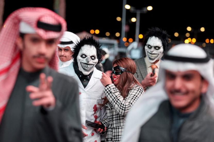 Waktunya Cosplay, Ratusan Warga Arab Saudi Berpesta Kostum Selama Dua Hari Warga Arab Saudi berpartisipasi dalam pesta kostum selama dua hari di Riyadh, 17 Maret 2022. Waktunya Cosplay, Ratusan Warga Arab Saudi Berpesta Kostum Selama Dua Hari
