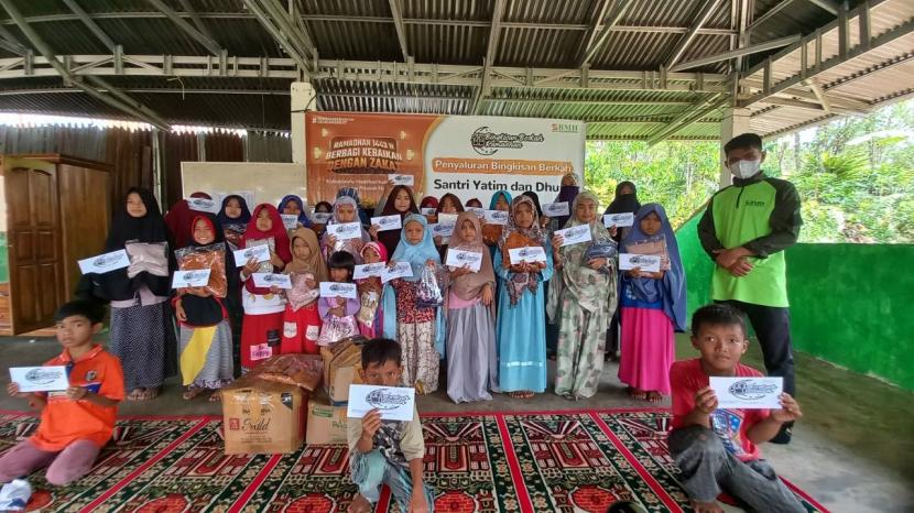 BMH Beri Kado Lebaran untuk Santri Tahfidz Yatim Duafa di Bengkulu BMH menyalurkan Bingkisan Ramadhan 1443 H kepada 460 santri tahfidz yatim dhuafa dari 12 pesantren di Bengkulu.