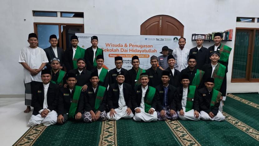 BMH-Pos Dai Gelar Wisuda dan Penugasan Dai ke Pelosok Negeri BMH bersama Pos Dai menggelar wisuda dan penugasan dai ke pelosok negeri, di Sekolah Dai Hidayatullah di Ciomas, Bogor ke berbagai penjuru Tanah Air, Jumat (22/4).