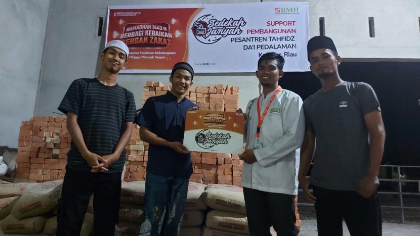 BMH Serahkan Bantuan Material untuk Pembangunan Pondok Tahfidz di Kampar Laznas menyalurkan bantuan material untuk pembangunan Pesantren Tahfidz Dai Pedalaman di Desa Sungai Pinang, Kampar, Rabu (27/4).
