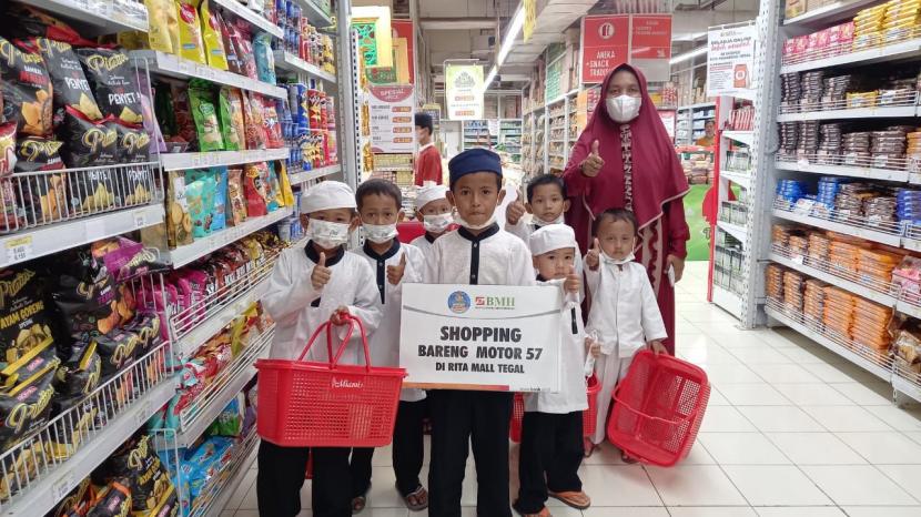 BMH dan Motor 57 Tegal Adakan Shopping untuk Anak Yatim BMH bersinergi dengan Motor 57 mengajak 65 anak yatim, piatu dan dhuafa di Tegal belanja bareng di mal, Selasa (12/4).