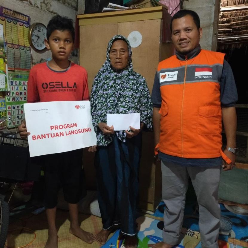 Bantuan Ekonomi Rumah Zakat bagi Anak Yatim Piatu Tim rumah zakat aceh mendatangin rumah anak yatim piatu yang berada digampong Mali Mesjid kecamatan Baktia, kabupaten Pidie, Aceh, Ahad (30/3/2022). Penyaluran bantuan ekonomi yatim piatu dilakukan di rumah neneknya dikarenakan mereka saat ini dirawat oleh seorang nenek yang sudah uzur.