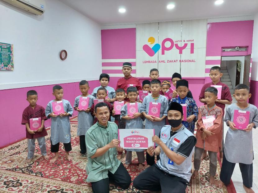 Cegah Buta Huruf Alquran, PYI Salurkan Wakaf Quran Untuk Yatim dan Duafa PYI Yatim dan Zakat menyalurkan wakaf Alquran cetakan Cordoba untuk yatim dan dhuafa.