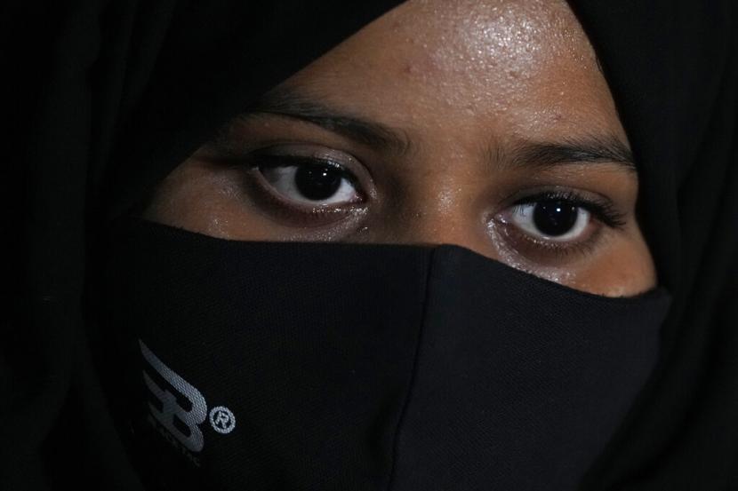 Cendikiawan dan Aktivis India Kritik Larangan Hijab di Sekolah Cendikiawan dan Aktivis India Kritik Larangan Hijab di Sekolah. Foto: Ayesha Imtiaz, seorang siswa Muslim India yang dilarang sekolah karena mengenakan jilbab diwawancarai Associated Press di sebuah kafe di Udupi, negara bagian Karnataka, India, Kamis, 24 Februari 2022.