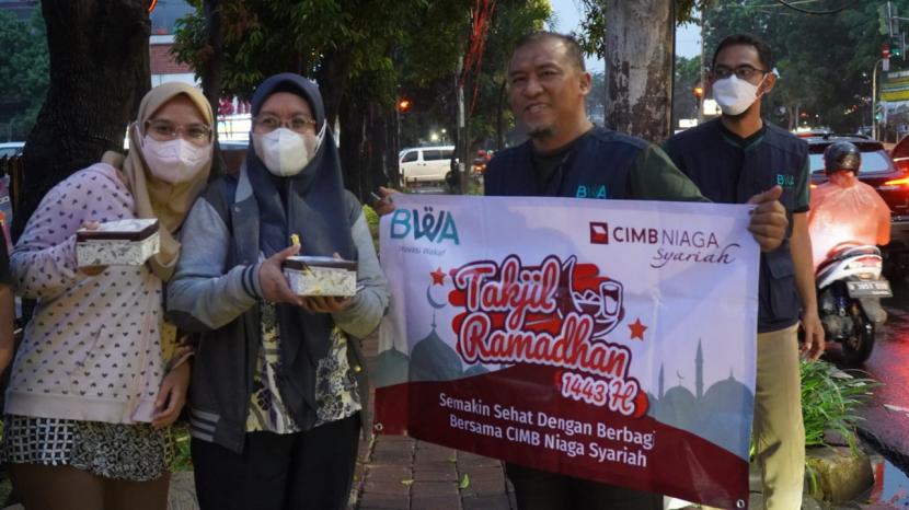 Gandeng BWA, CIMB Niaga Syariah dan Rohis Artajasa Tebar Kebaikan Ramadan 1443 H BWA, CIMB Niaga Syariah dan Rohis Artajasa membagikan paket takjil di wilayah Jakarta, Jumat (22/4).