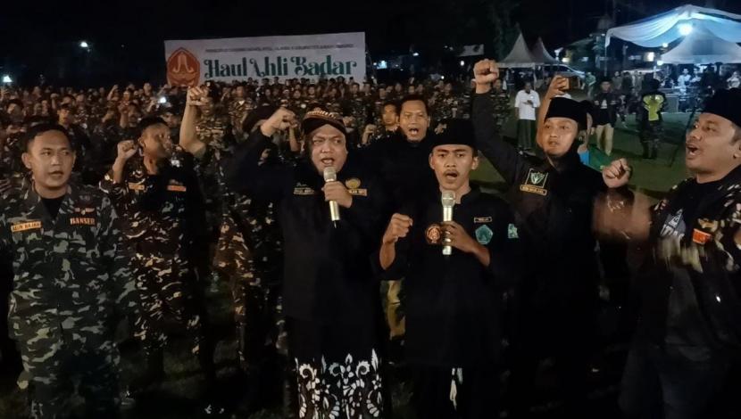 Gus Nabil Minta Kader Pagar Nusa Banyuwangi Aktif di Media Sosial Ketua Umum Pimpinan Pusat Pagar Nusa Muchamad Nabil Haroen bersama kader-kader Pagar Nusa Banyuwangi