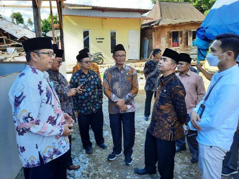 Kemenag Salurkan Bantuan Rp 1,95 M untuk Rehab 54 Masjid-Musala Terdampak Gempa Sumbar Kemenag menyalurkan bantuan senilai Rp 1,95 miliar ke 54 masjid dan mushola terdampak gempa di Sumbar.