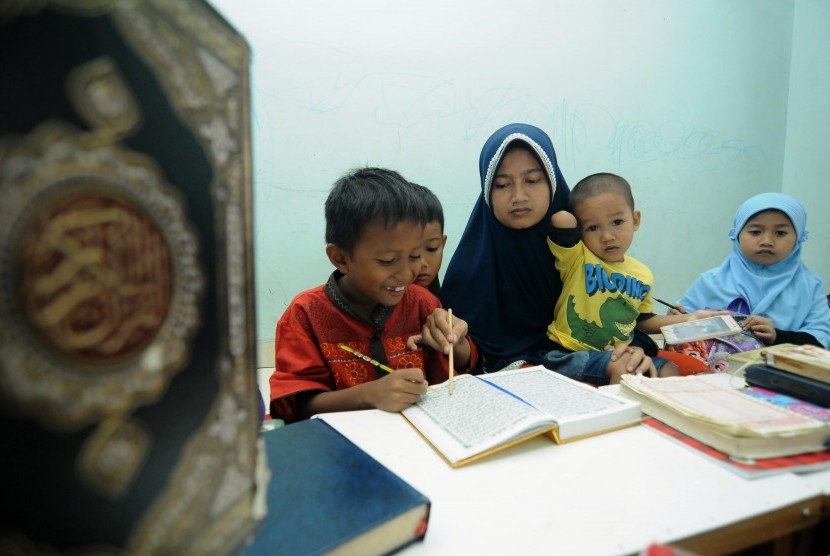 Kubu Raya Bagikan Insentif Guru Mengaji, Jumlahnya Rp 250 Ribu per Bulan Seorang guru mengajarkan anak muridnya mengaji. Ilustrasi. Kubu Raya Bagikan Insentif Guru Mengaji