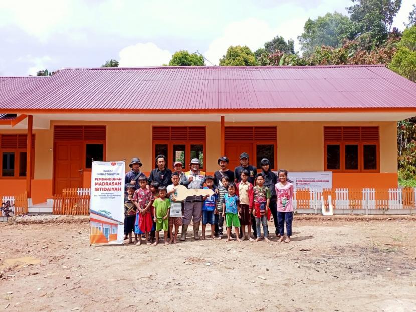 Pembangunan Madrasah Patingke Sudah Selesai Rumah Zakat membantu renovasi madrasah di pedalaman Patingke.