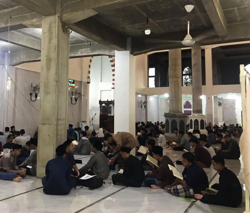 Ramadan Tahun Ini, 13 Santri Dayah Insan Qurani Sukses Hafal 30 Juz Alquran Sebanyak 13 santri Dayah Insan Qurani hafal 30 juz Alquran tahun ini. Dayah Insan Qurani gulirkan program Daurah Tahfiz Ramadhan
