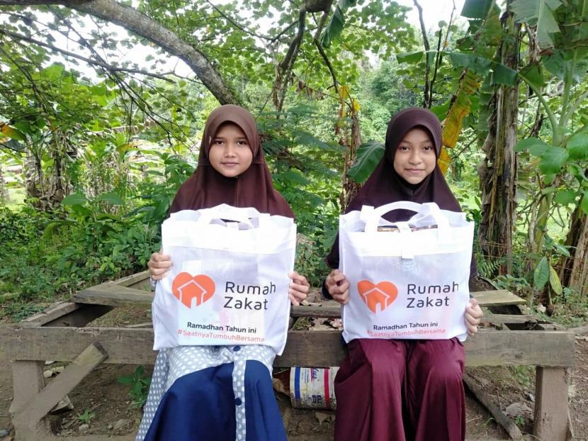 Rumah Zakat Distribusikan Kado Lebaran Yatim Amanah donatur untuk Kado Lebaran Yatim (KLY) sudah di distribusikan untuk 14 anak Yatim dan dhuafa di Wilayah.