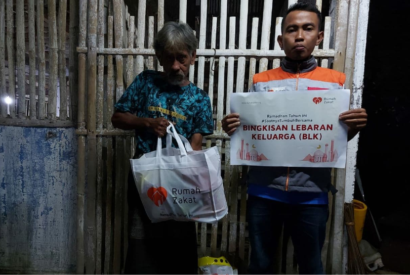Rumah Zakat Salurkan Bingkisan Lebaran Keluarga di Dusun Nusantoro Rumah Zakat Malang menyalurkan Bingkisan Lebaran Keluarga (BLK) di hari ke tujuh belas Ramadhan, Selasa (19/4/2022).