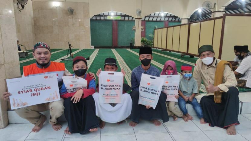Syiar Quran untuk Jamaah Kajian Ifthor Relawan inspirasi Rumah Zakat menunaikan amanah donatur dengan menyalurkan paket Syiar Quran ke Masjid Darul Huda Desa Dangin Puri Klod, Kecamatan Denpasar Timur, Denpasar.