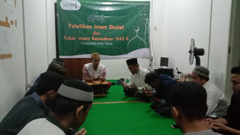 Tasyakuran Satu Tahun, Pesma Dai Jatim Kirim Imam Ramadan Pesma Dai Jatim menyiapkan sejumlah imam Ramadhan untuk dikirim ke lima titik di Surabaya.