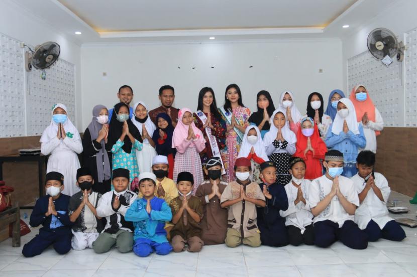 Tebar Kebaikan Ramadan, Yayasan El John Indonesia Gelar Santunan di Panti Yatim Mandiri Yayasan El John Indonesia menyelenggarakan rangkaian kegiatan Pesona Ramadhan di Lembaga Amil Zakat Nasional (Laznas) Panti Yatim Mandiri, Jakarta Timur, Jumat (22/4).