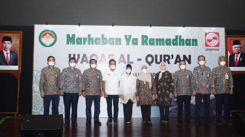 Yayasan Muslim Sinar Mas Land Wakafkan Ribuan Alquran Ke Darma Wanita Kementerian PUPR Sinar Mas Land melalui Yayasan Muslim Sinar Mas Land (YMSML) mewakafkan 1.000 mushaf Al-Qur’an kepada Dharma Wanita Persatuan Kementerian Pekerjaan Umum dan Perumahan Rakyat (PUPR), Rabu (13/4/2022).