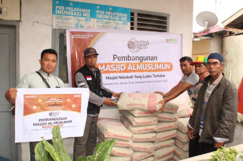 BMH Salurkan Bantuan ke Masjid Al Muslimun Ndaskati Tanah Karo BMH menyalurkan bantuan bahan bangunan senilai Rp 46 juta ke Masjid Al Muslimun Ndaskati Tanah Karo, Sumatera Utara, Selasa (24/5).