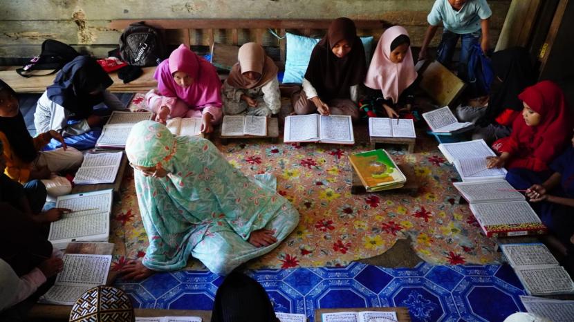 BWA Salurkan 40.000 Ribu Alquran Wakaf di Sulawesi Selatan Badan Wakaf Alquran (BWA) menyalurkan 40.000 Alquran wakaf di Provinsi Sulawesi Selatan.