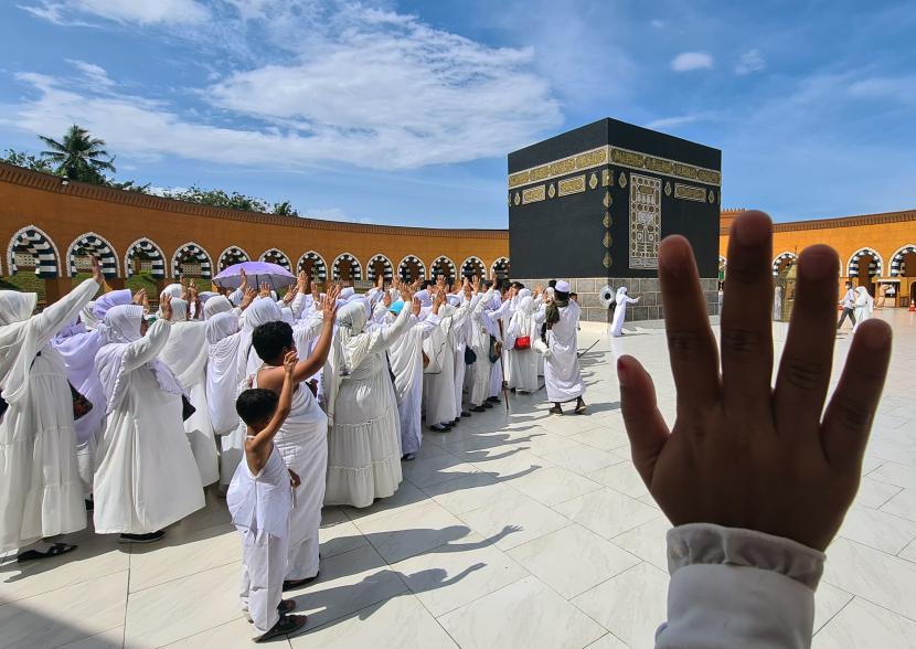 Dapat Kuota Haji 100.051, Kemenag Diminta Prioritaskan Jamaah Sejumlah jamaah calon haji dan umroh mengikuti pelatihan manasik di Al Mahmudah Manasik Haji Training Centre Setu, Tangerang Selatan, Banten, Ahad (20/3/2022). Seiring sudah dibukanya kembali Umroh dan makin dekatnya musim haji tahun 2022 sejumlah biro perjalan Haji dan Umroh mulai melakukan pelatihan tata cara melaksanakan ibadah haji dan umroh.
