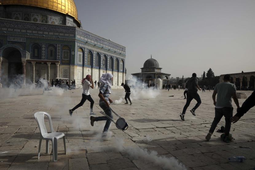 Momen Memilukan Pengibaran Bendera Israel di Masjid Al Aqsa Ilutrasi penyerangan Masjid Al Aqsa. Pemukim Yahudi mengibarkan bendera Israel di Masjid Al Aqsa