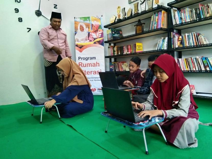Rumah Literasi Sediakan Laptop Baru untuk Menunjang Kegiatan Belajar Siswa Dalam rangka membekali anggota Rumah Literasi Ajisaka untuk bisa menyesuaikan diri dengan dunia digital, Rumah Zakat melalui relawannya di Desa Berdaya Doropayung menginisiasi untuk membeli laptop baru guna menunjang pembelajaran siswa.