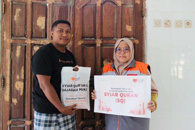 Rumah Zakat Salurkan Paket Syiar Quran dan Sajadah Muka untuk Mualaf di Sikka Rumah Zakat melakukan penyaluran sebanyak 17 paket paket syiar Quran dan sajadah muka untuk para mualaf, yatim dan dhuafa di dua titik lokasi di Kabupaten Sikka, Nusa Tenggara Timur.