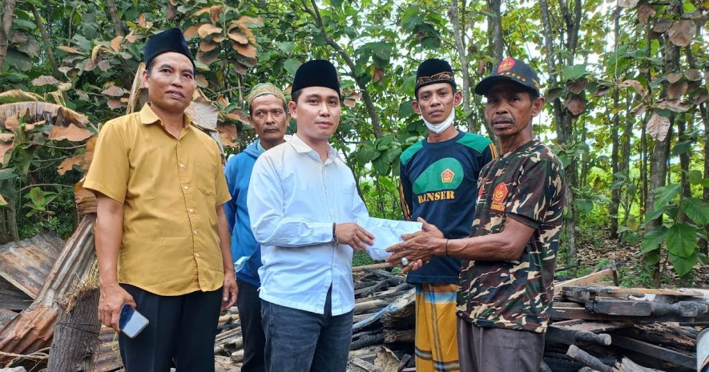Rogoh Kocek Pribadi, Wabup Gus Barra Santuni Korban Bencana Kebakaran Rumah