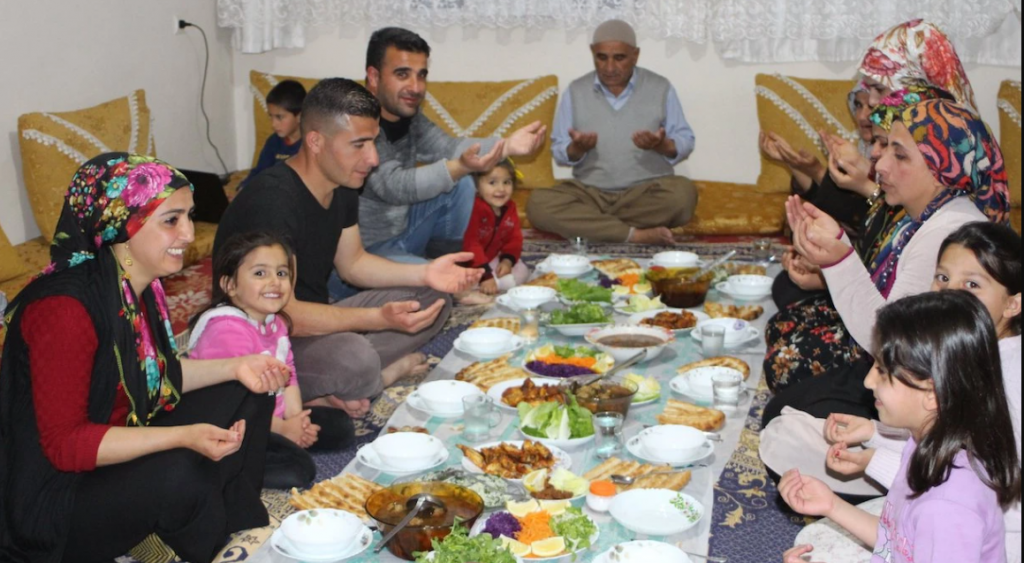 Keluarga Muslim sedang melakukan buka puasa pertama