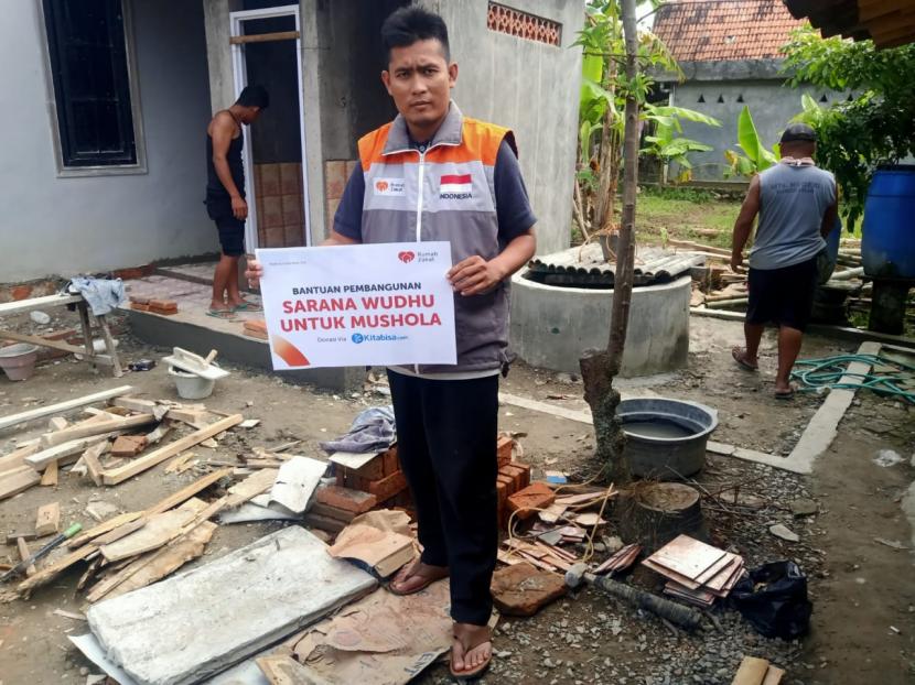 Rumah Zakat Salurkan Bantuan Sarana Wudhu untuk Musala Rumah Zakat menyalurkan bantuan sarana wudhu untuk Mushola Al Amin yang terletak di Dusun Palang Rt 2 Rw 6 Desa Pojok, Kecamatan Tawangharjo, Kabupaten Grobogan.