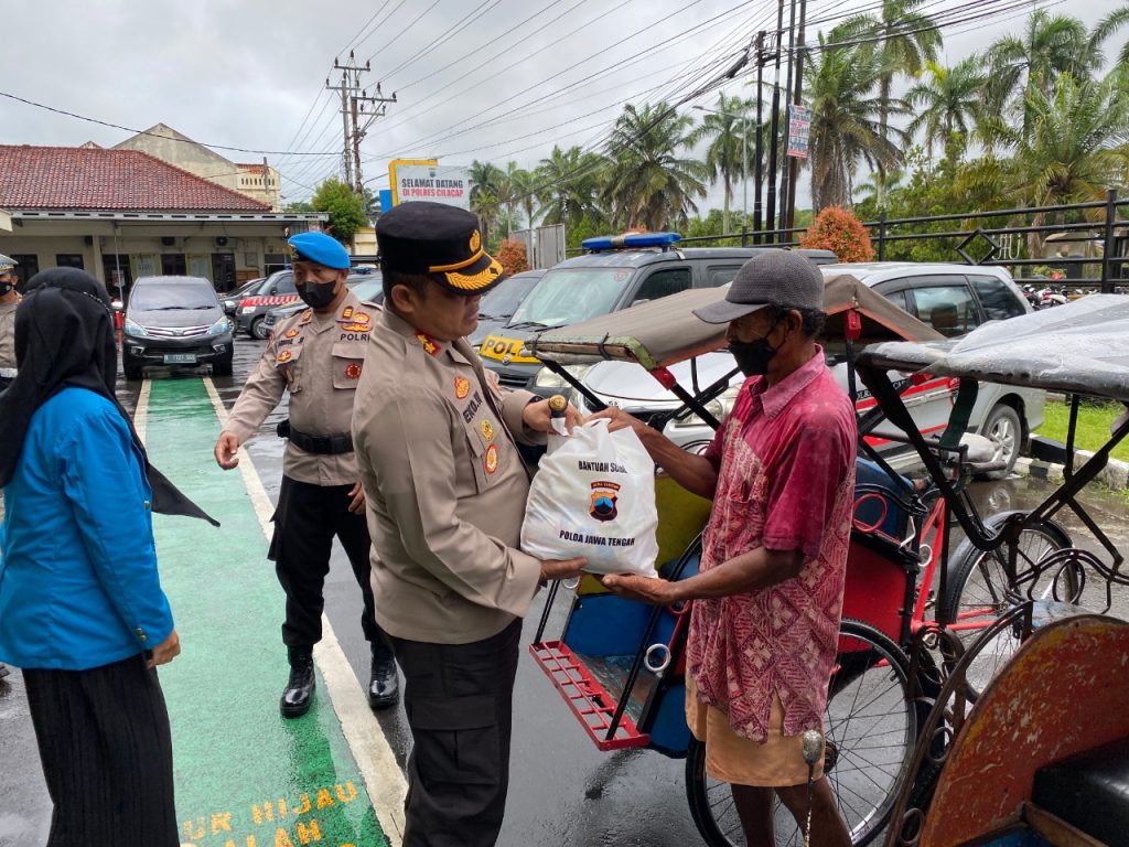 Gandeng Mahasiswa, Polres Cilacap Bagikan Bansos Dampak Kenaikan BBM